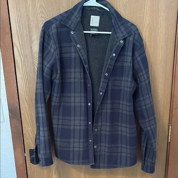 Navy Plaid Snap Shirt
Fleece lined
Two breast pockets
Two inner pockets - Picture 1 of 5